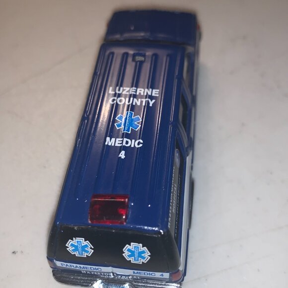 1:64 Code 3 12411 Luzerne Hazleton EMS Paramedic Suburban LIMITED EDITION WOB - Picture 3 of 5